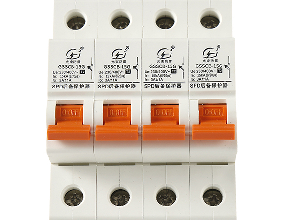 觸發后備保護的具體條件是什么？例如，是基于電流、電壓的異常，還是基于主保護器的信號丟失？